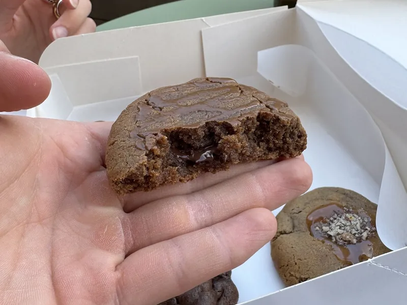 Photo jointe à l'avis : un cookie entamé, au-dessus de sa boîte