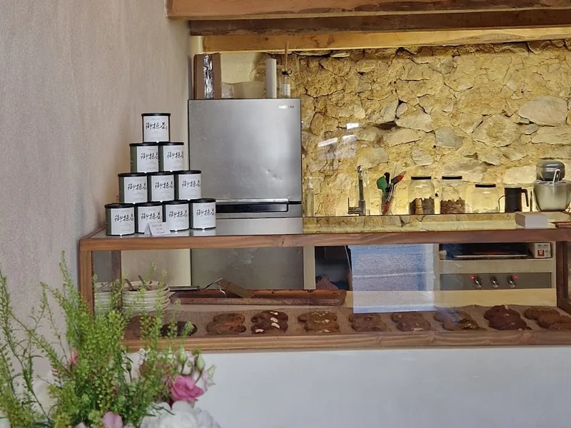Photo jointe à l'avis : le comptoir de la boutique, les boîtes de matcha et la vitrine de cookies