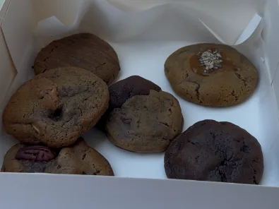 Photo jointe à l'avis : des cookies dans leur boîte